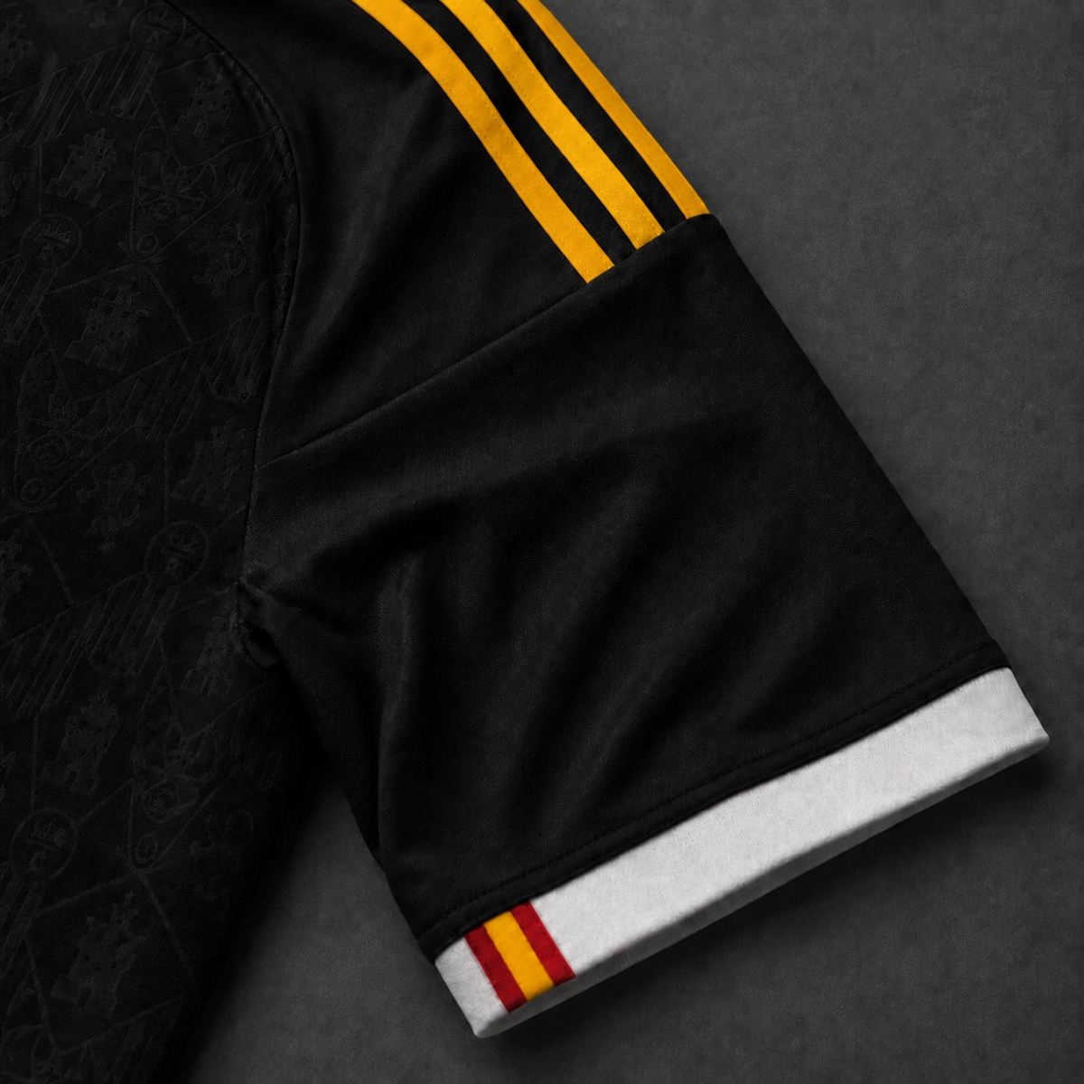 Camiseta selección España edición heráldica negra - detalle de los hombros