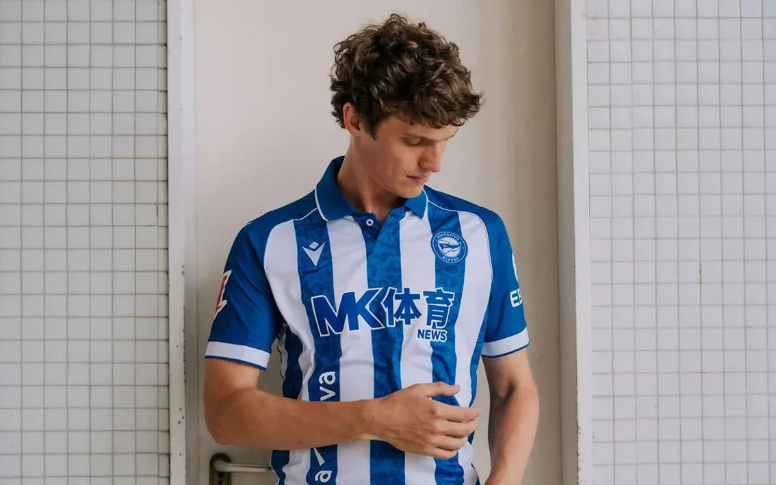 Camiseta Deportivo Alavés local 2026/27 - vista de modelo