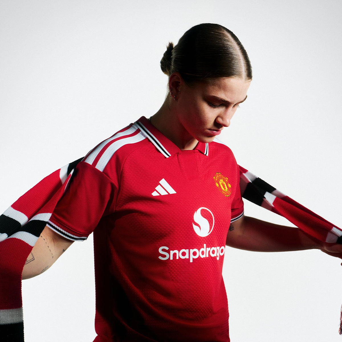 Camiseta Manchester United local 2026/27 - vista de modelo