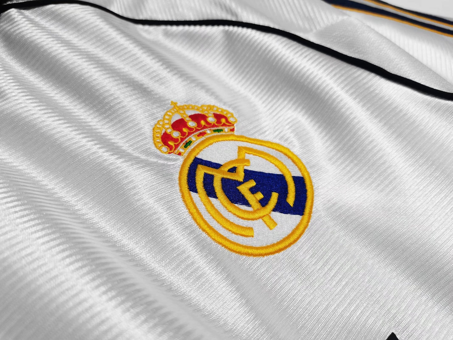 Camiseta Real Madrid local 1999/00 - detalle del escudo