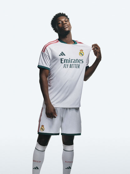 Camiseta Real Madrid local 2026/27 - vista de modelo
